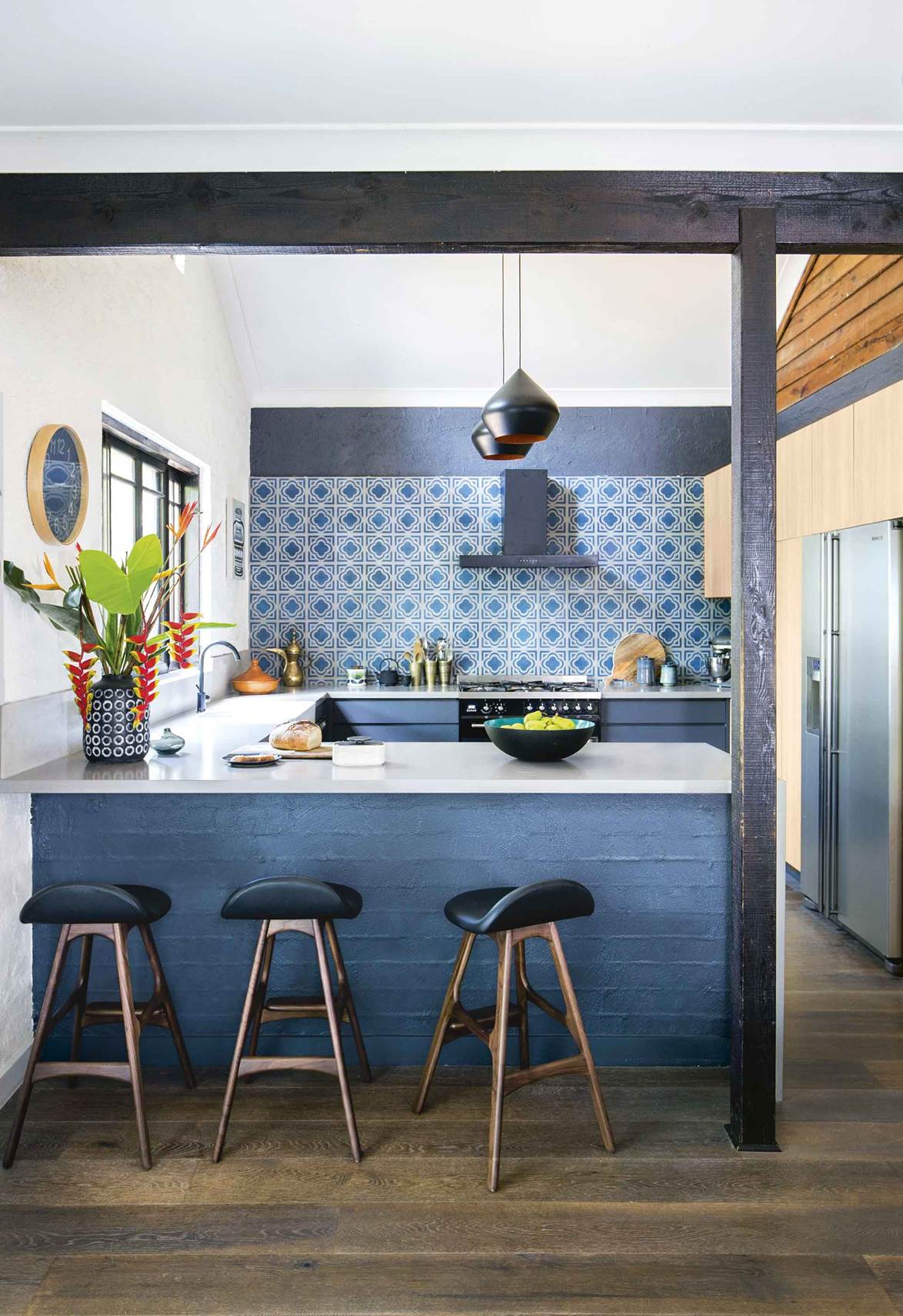 Với tông màu xanh đậm chủ đạo, đây chắc hẳn là căn phòng bếp trong mơ của mọi nhà